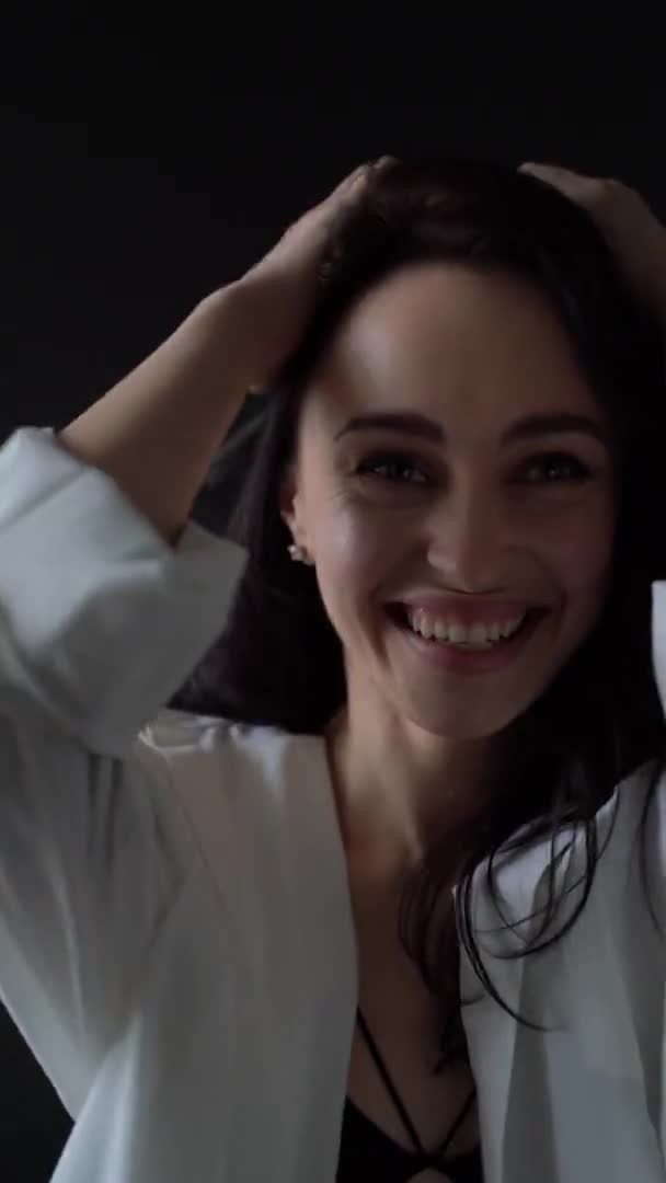 Verticale Taille Shot Van Blank Meisje Glimlachen Camera Een Zwarte — Stockvideo