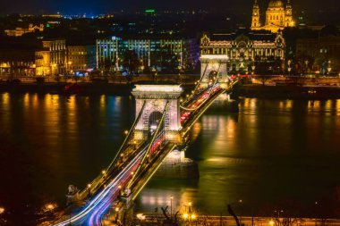 Szechenyi Zincir Köprüsü Budapeşte, Macaristan 'da gece aydınlandı