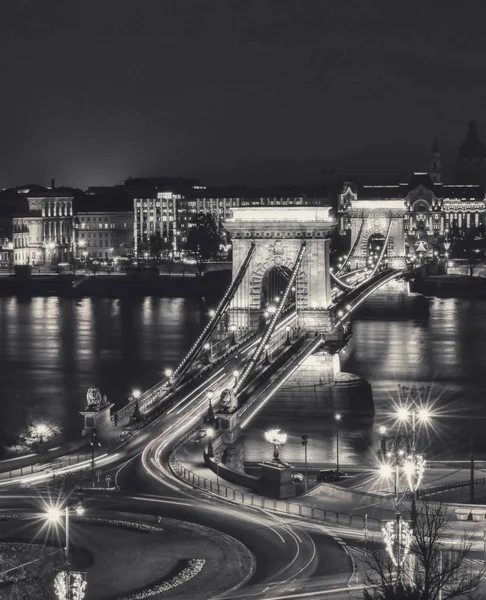 Most Łańcuchowy Szechenyi oświetlony nocą w Budapeszcie, Węgry — Zdjęcie stockowe