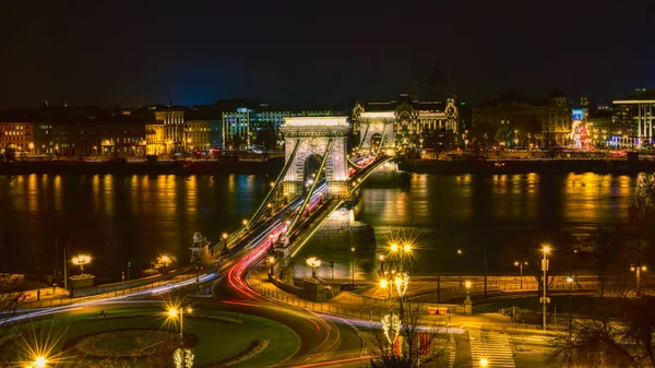 Цепной мост Сечени освещенный ночью в Будапеште, Венгрия — стоковое фото
