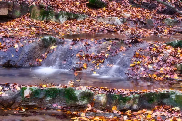 Długa ekspozycja zdjęcie małego potoku i wodospadu w lesie w pobliżu Obanya, Węgry — Zdjęcie stockowe
