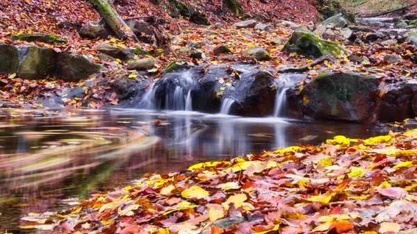 Langzeitbelichtungsfoto des winzigen Baches und Wasserfalls im Wald bei Obanya, Ungarn — Stockfoto