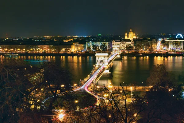 Este megvilágított Széchenyi Lánchíd Budapesten — Stock Fotó