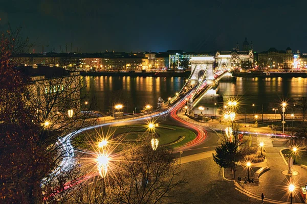 ハンガリーのブダペストで夜にライトアップされたSechenyi Chain Bridge — ストック写真