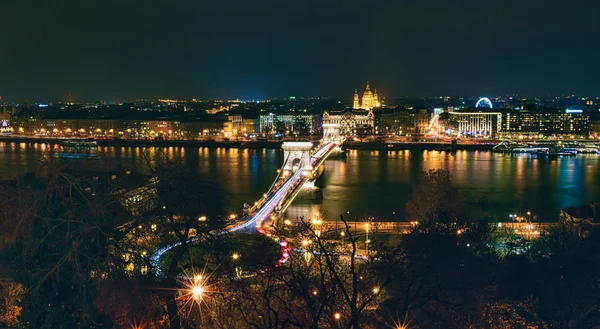 Most Łańcuchowy Szechenyi oświetlony nocą w Budapeszcie, Węgry — Zdjęcie stockowe