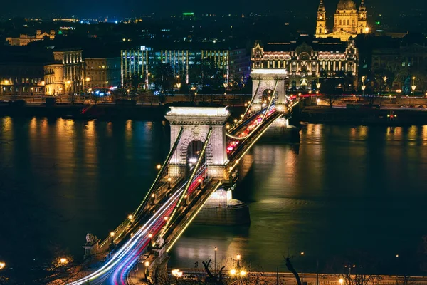 Ponte delle Catene Szechenyi illuminato di notte a Budapest, Ungheria — Foto Stock