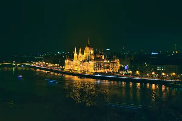 A magyar parlament éjjel világít Budapesten — Stock Fotó