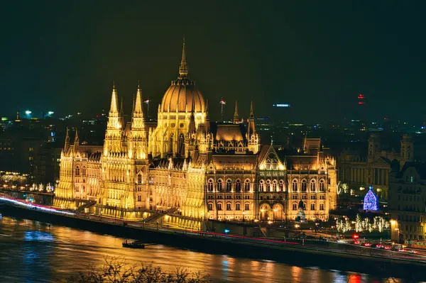Венгерский парламент освещался ночью в Будапеште — стоковое фото