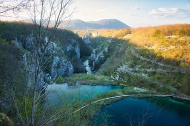 Nisan, Hırvatistan ve Avrupa 'daki Plitvice Ulusal Parkı' ndaki göllerin parlak günbatımı fotoğrafı