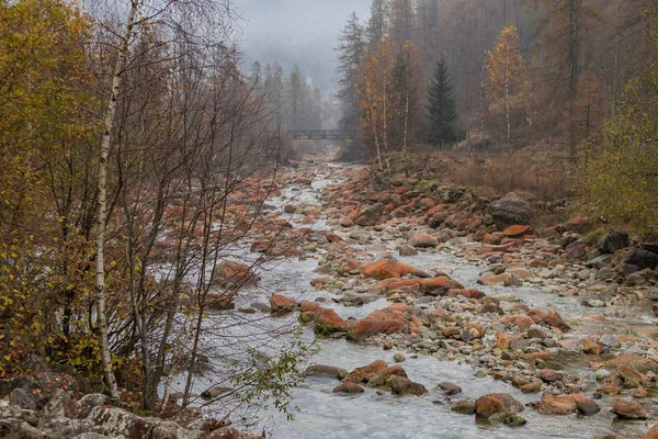 Ποταμός Στην Κοιλάδα Φθινόπωρο — Φωτογραφία Αρχείου