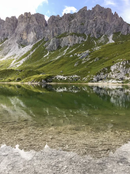 Dolomitlerde Bir Buzul Gölü — Stok fotoğraf