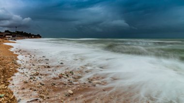 Sonbaharda Portonovo Körfezi 'nde siroko fırtınası sırasında dalgalar