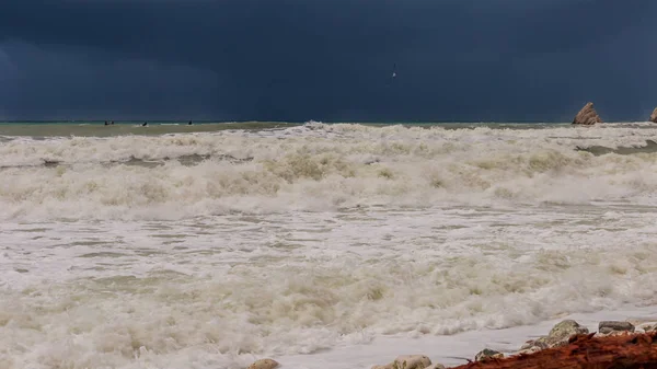 ポルトノヴォ湾の秋のシロッコ嵐の間の波 — ストック写真