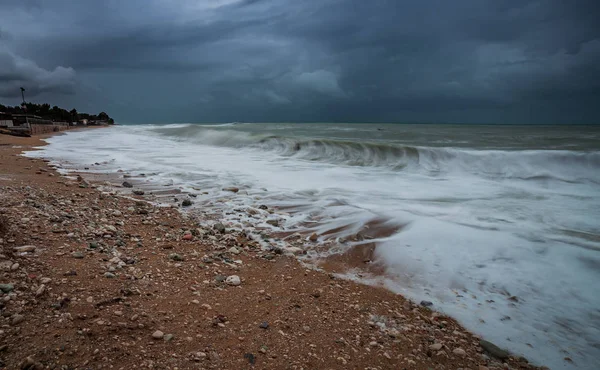 ポルトノヴォ湾の秋のシロッコ嵐の間の波 — ストック写真