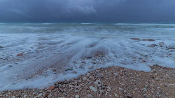 ポルトノヴォ湾の秋のシロッコ嵐の間の波 — ストック写真