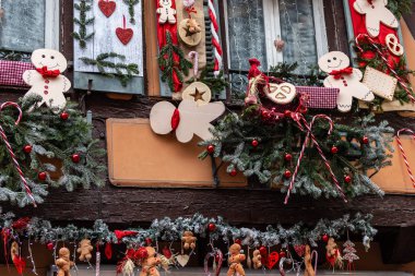 Eski şehir merkezindeki tipik Colmar Noel pazarı.