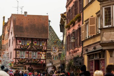 Eski şehir merkezindeki tipik Colmar Noel pazarı.