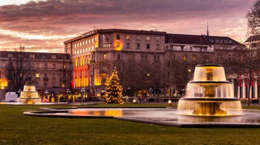 Wiesbaden Kurhaus ve Kumarhanesi Gün batımının renkleriyle, bir kış günü çeşmeler ve bovling bahçesiyle