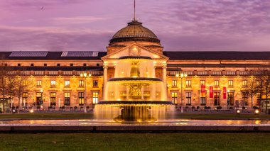Wiesbaden Kurhaus ve Kumarhanesi Gün batımının renkleriyle, bir kış günü çeşmeler ve bovling bahçesiyle