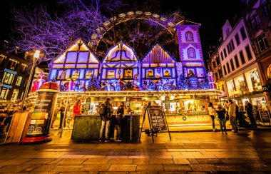 Gece Wiesbaden şehir merkezinde Feribot Tekerleği ve Noel Pazarı