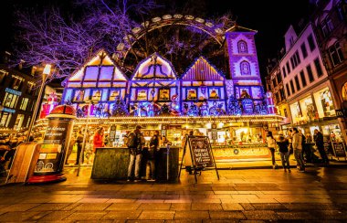 Gece Wiesbaden şehir merkezinde Feribot Tekerleği ve Noel Pazarı