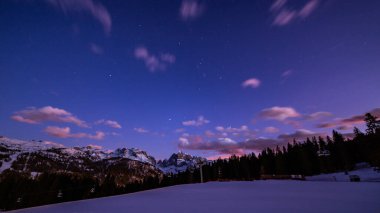 Madonna di Campiglio 'nun üstündeki Patascoss kayak alanında güzel bir gün batımı.