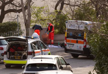 Ancona - İtalya - 28 Mart 2020 - Ambulans İtalya 'daki acil durum sırasında hasta bir hastayı aldı