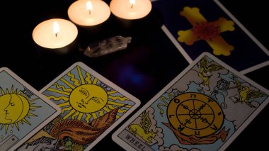 Tarot kartı okuma. Noel kehaneti, ayin, ayin. Sihirli kristal, mum. Geleceği tahmin etmek. Aşk büyüsü. Büyücülük, büyü..