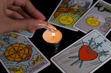 Tarot kartı okuma. Noel kehaneti, ayin, ayin. Sihirli kristal, mum. Geleceği tahmin etmek. Aşk büyüsü. Büyücülük, büyü..