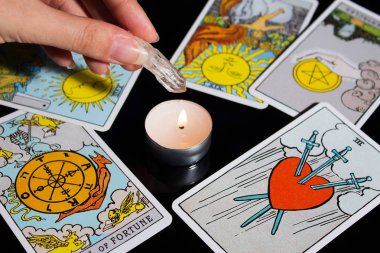 Tarot kartı okuma. Noel kehaneti, ayin, ayin. Sihirli kristal, mum. Geleceği tahmin etmek. Aşk büyüsü. Büyücülük, büyü..