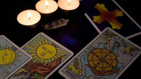 Tarot card reading. Christmas divination, ritual, rite. Magical crystal, candle. Predicting the future. Love spell. Witchcraft, magic. — Stock Photo, Image