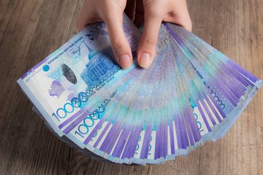 Elleri çok para tutuyor. Tenge Kzt. Kazakistan 'ın ulusal para birimi, Kz. Değişim oranı. Ekonomi, kalkınma, iş, banka, komisyoncu. BanknotName