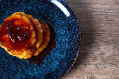 Çilek reçelli krep. Şık bir kahvaltı, ahşap bir masada güzel bir tabak. Ev yapımı yemek, basit tarif. Sağlıklı bir yaşam tarzı. Düz yatıyordu. Lüks dekor.