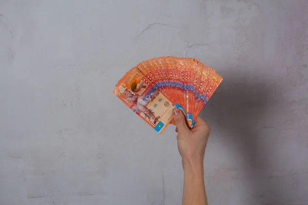 Elin çok para tutuyor. Tenge Kzt. Kazakistan 'ın ulusal para birimi, Kz. Değişim oranı. Ekonomi, kalkınma, iş, banka, komisyoncu. BanknotName