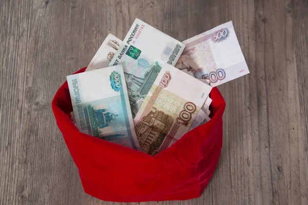 Kırmızı bir çantada Rus rublesi. Bir çanta dolusu para. Banknote, para, banka, iş, ekonomi, yatırım. Maaş, kazanç, ödül, zula,