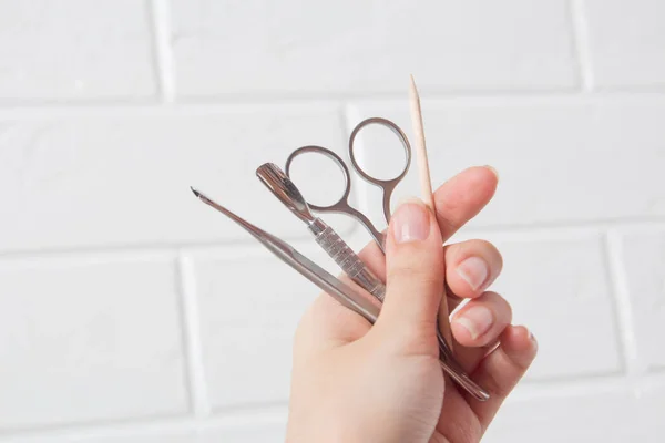 Halten Sie Maniküre Werkzeuge Der Hand Nagelpflege Eingriffe Nagelstudio Pinzette — Stockfoto