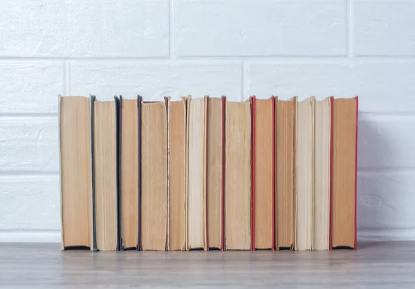 Hardcover kitapları yakın plan. Kitaplık, kitapçı, kütüphane. Kitapların arka planı. Çok renkli kapaklar. Okuma, eğitim, öğrenim. Retro, vintage, old.