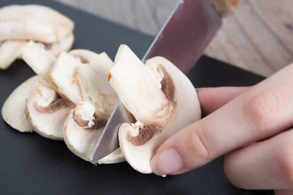 Delar Champignon Svamp Flickan Skär Svampen Jämna Bitar Med Kniv — Stockfoto