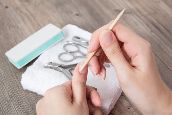 Manicure Empurre Cutícula Com Pau Laranjeira Ferir Durante Uma Manicura — Fotografia de Stock