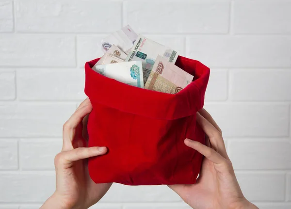 Mãos Segurando Saco Vermelho Com Rublos Muito Dinheiro Notas Moeda — Fotografia de Stock