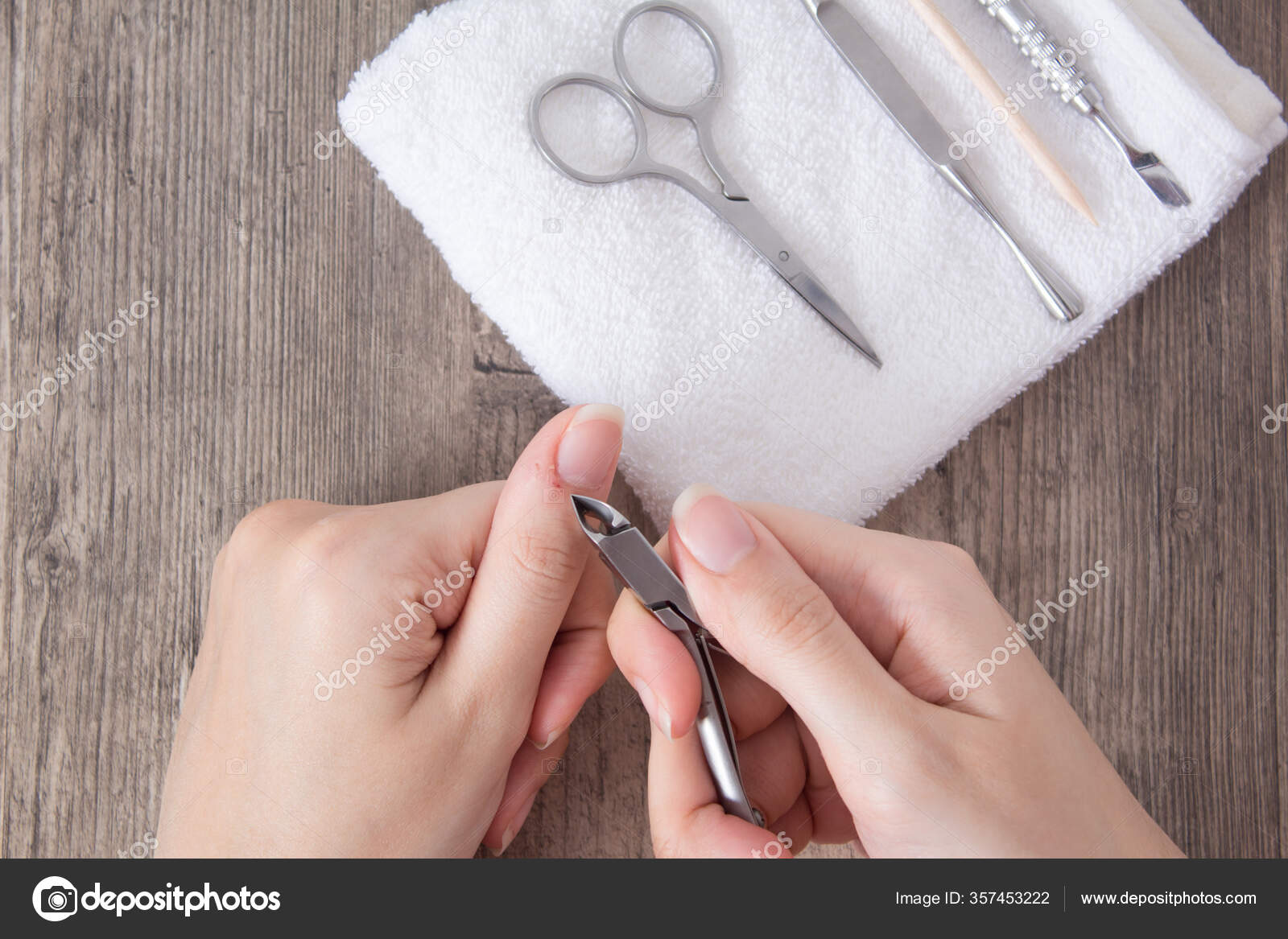 Una Mujer Hace Una Manicura Casa Herramientas Manicura Manicura Bordeada Foto De Stock C Natalisammm 357453222