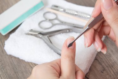 Manikür. Metal bir itici ile tırnak derisini geriye it. Manikür sırasında yaralanmak. Cilt bakımı, hijyen. Spa, manikür salonu. Evde bakım. Güzellik.