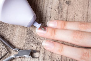 Bir kadın evde kendi donanım manikürünü yapar. Kapatın. Manikür seti. Tehlikelidir. Çiviler. Evde bakım, kuaför, kaplıca, güzellik, sağlık. Rus manikürü.