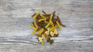 Yemek, ahşap masada İtalyan makarnası.