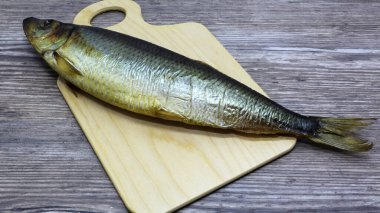 Kesme tahtasındaki taze balık