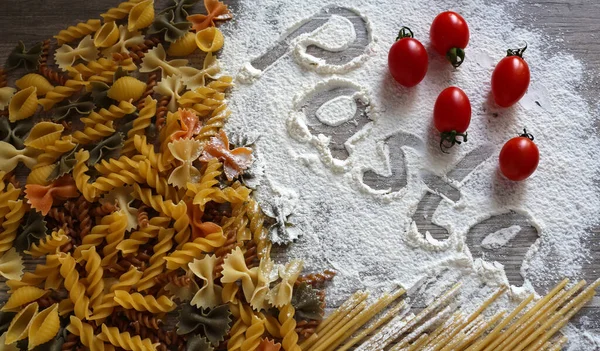 Jedzenie Włoski Makaron Makaron Składniki Gotowanie Pomidory Wiśniowe Mąka Durum — Zdjęcie stockowe