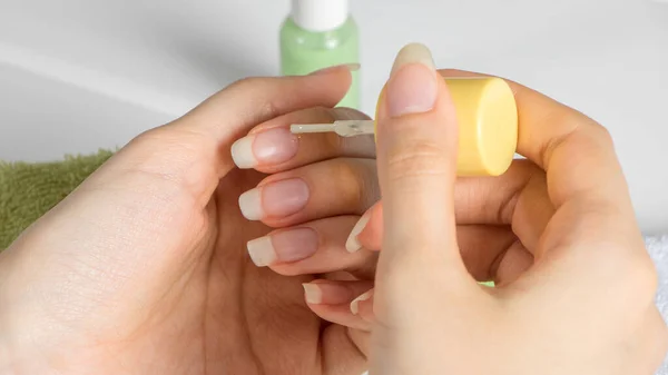 Manikür. Tırnak altlarını boyanmamış tırnaklara sürün. Nemlendirici. Evde tırnak bakımı. Güzellik salonu, prosedür, SPA. Güzellik, tarz, makyaj, moda, yaşam tarzı.