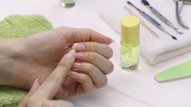 Manicura Una Mujer Aplica Aceite Cutícula Las Uñas Cuidado Las — Vídeo de stock