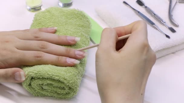 修指甲 用桔子树枝把角质层推回去 皮肤护理 美丽的 家庭指甲护理 Spa 长天然钉子 美容院 — 图库视频影像