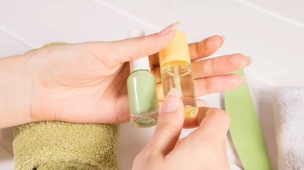 Manicura Una Mujer Sostiene Esmalte Uñas Aceite Cutícula Herramientas Manicura — Foto de Stock